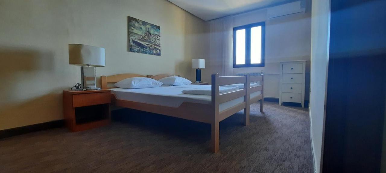Petrovac Ambassador Apartments מראה חיצוני תמונה